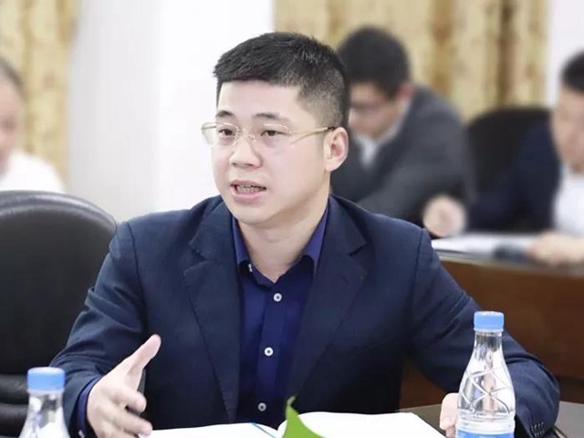 何菲总裁听取各部门汇报.jpg